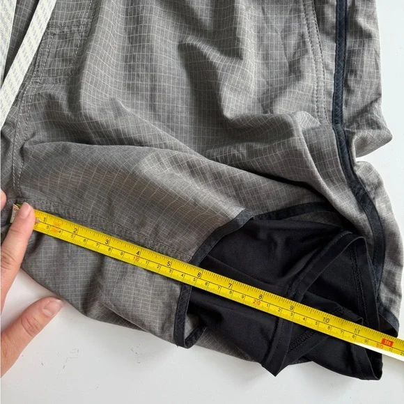 Vuori Stockton Shorts Mens Medium M Compression Lined Running Gray Check Black - Picture 4 of 10